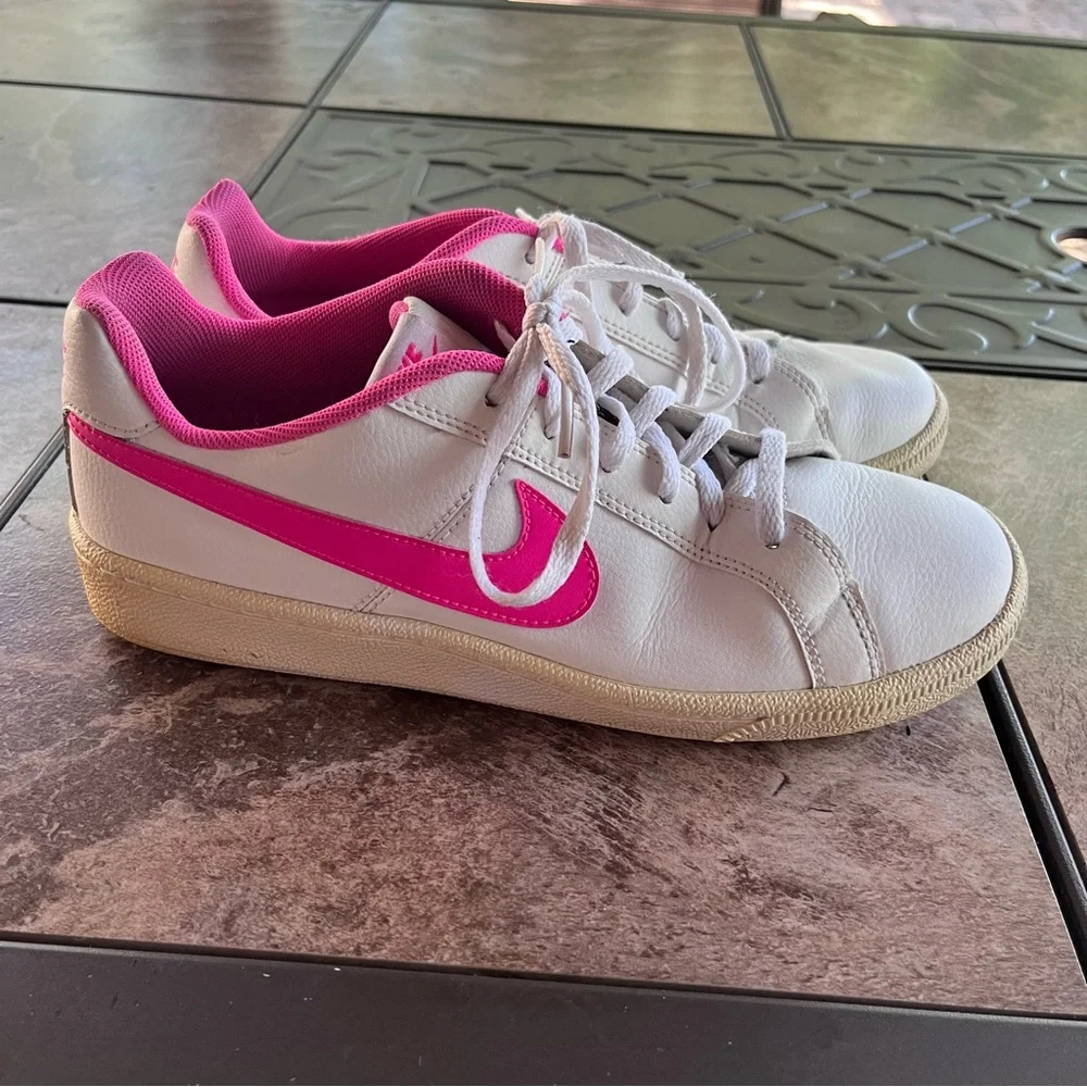 Nike youth Court Royal 833654-106 white/barbie pink 6.5Y tenniscore barbiecore